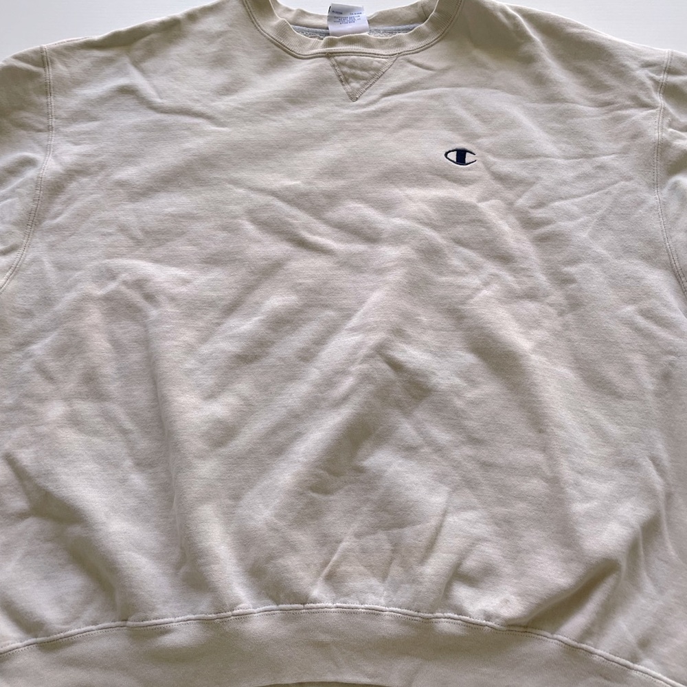 Champions pullover great condition. Great for women who like to oversize.